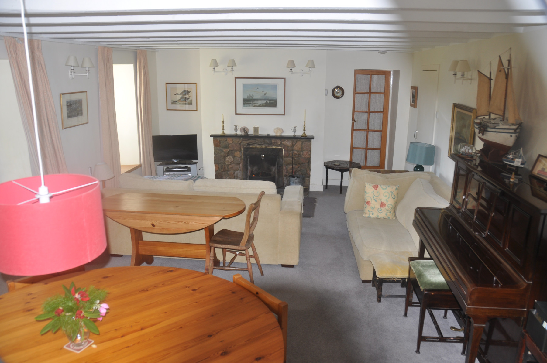 sitting room with view of fireplace